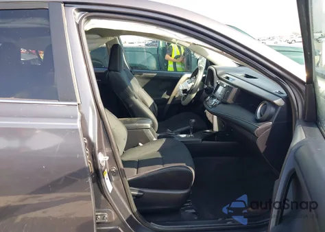 2015 Toyota Rav4 Xle z USA, uszkodzony, nr VIN 2T3WFREV2FW193368